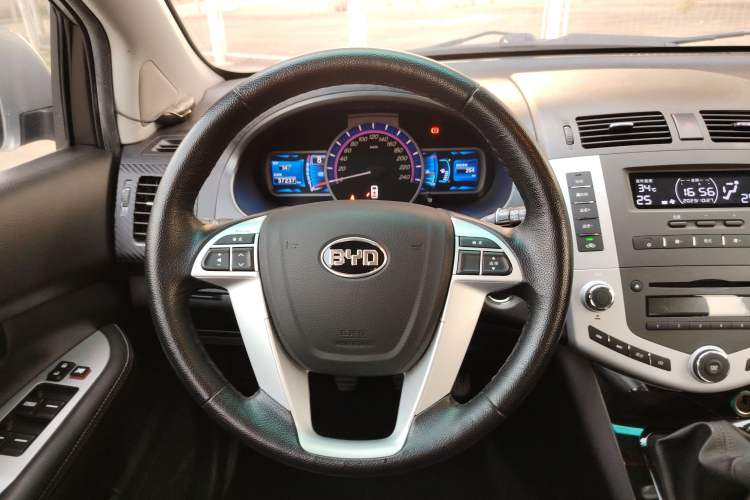 Used BYD S6 2014 2.0L Manual Luxury 5-Seater Steering Wheel