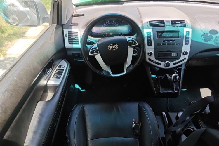 Used BYD S6 2014 2.0L Manual Luxury 5-Seater Steering Wheel