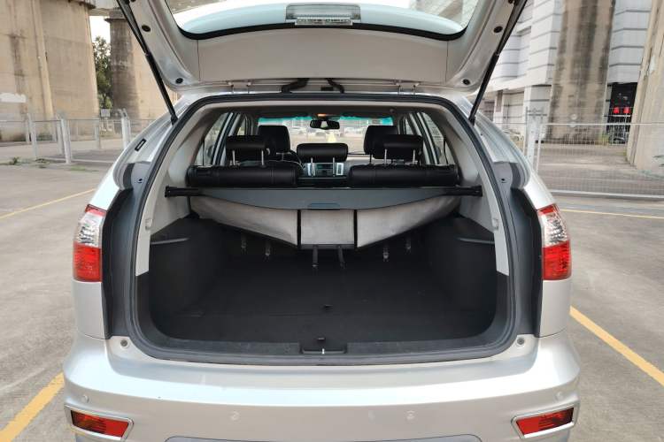 Used BYD S6 2014 2.0L Manual Luxury 5-Seater Trunk