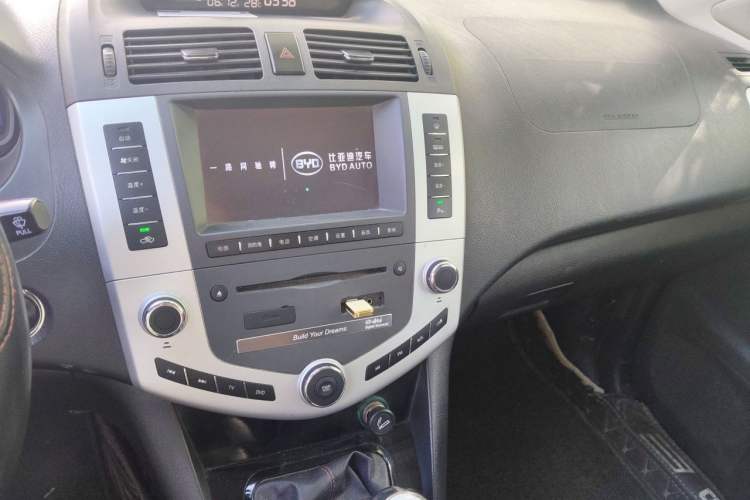 Used BYD S6 2014 1.5TI Manual Luxury 5-Seater Audio And AC Panel