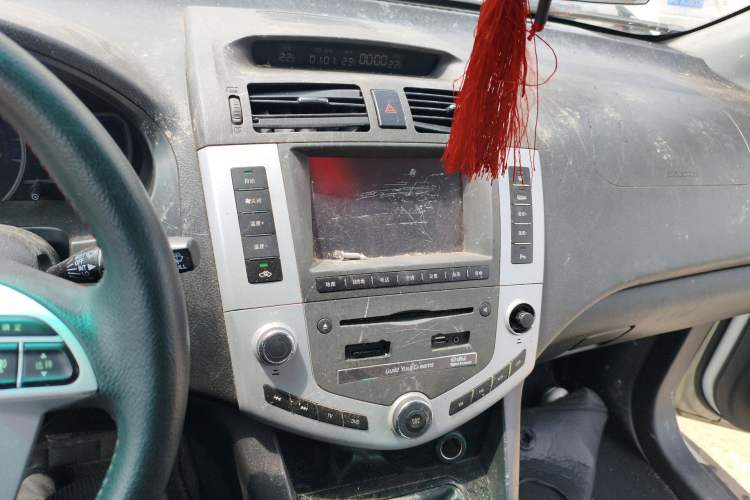 Used BYD S6 2014 1.5TI Manual Luxury 5-Seater Audio And AC Panel