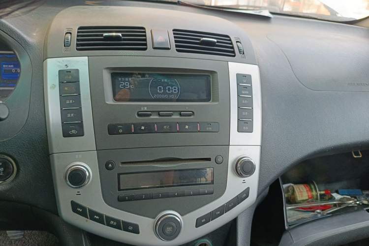 Used BYD S6 2014 2.0L Manual Luxury 5-Seater Audio And AC Panel