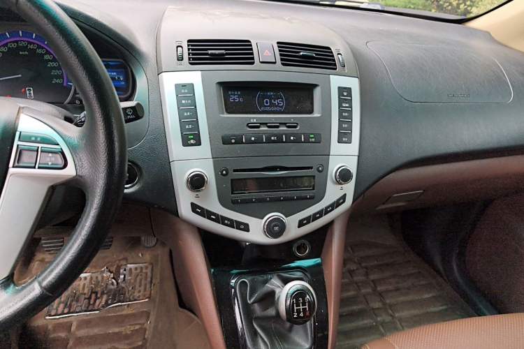 Used BYD S6 2014 2.0L Manual Luxury 5-Seater Audio And AC Panel