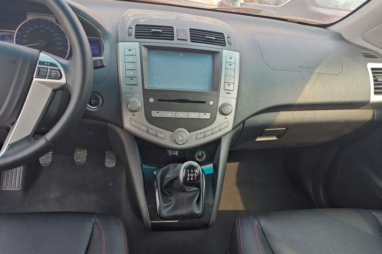 Used BYD S6 2014 2.0L Manual Luxury 5-Seater Audio And AC Panel