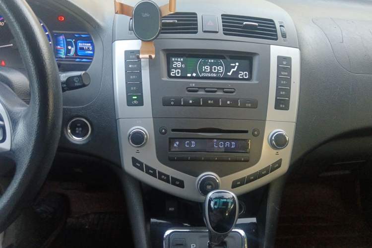 Used BYD S6 2014 2.4L Automatic Luxury Version 5 Seats Audio And AC Panel