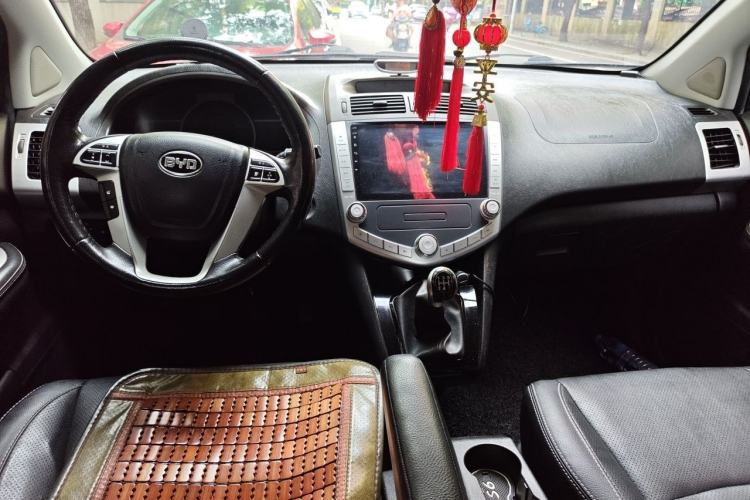 Used BYD S6 2014 2.0L Manual Luxury 5-Seater Center Console