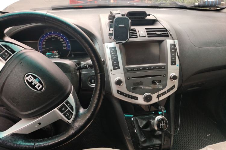 Used BYD S6 2014 2.0L Manual Luxury 5-Seater Center Console