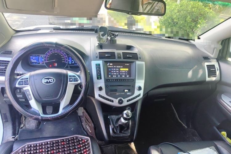 Used BYD S6 2014 1.5TI Manual Luxury 5-Seater Center Console