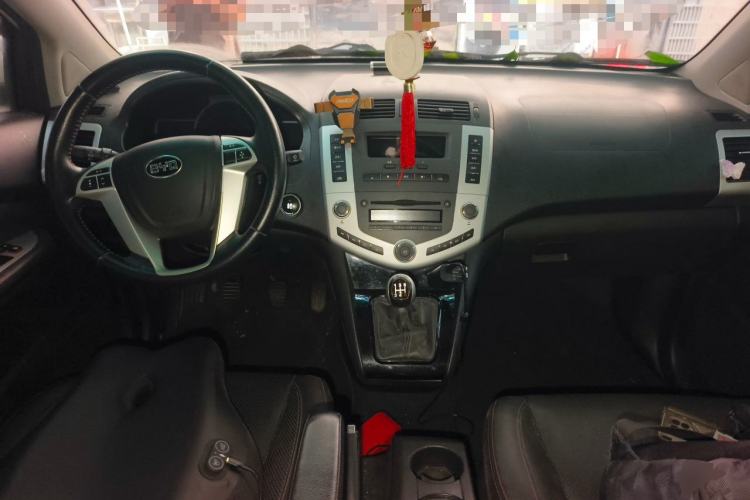 Used BYD S6 2014 2.0L Manual Luxury 5-Seater Center Console