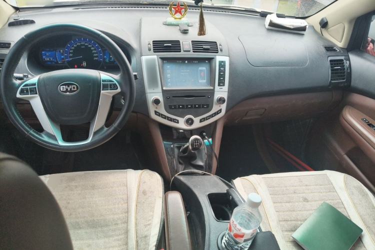 Used BYD S6 2014 2.0L Manual Luxury 5-Seater Center Console