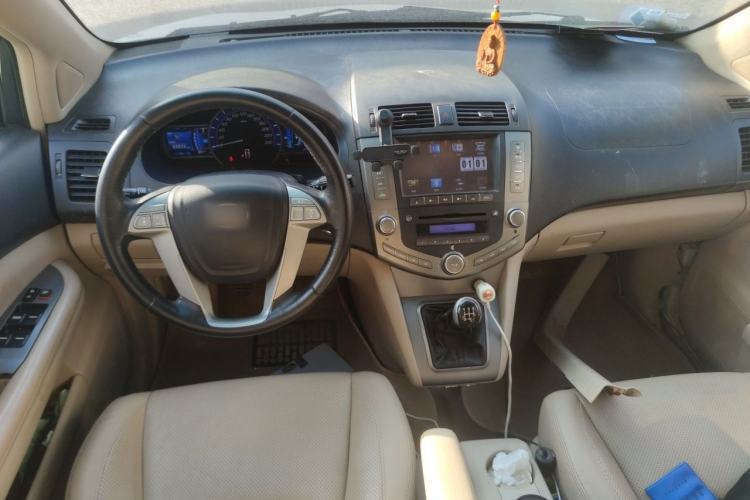 Used BYD S6 2014 2.0L Manual Luxury 5-Seater Center Console