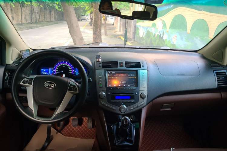 Used BYD S6 2014 2.0L Manual Luxury 5-Seater Center Console