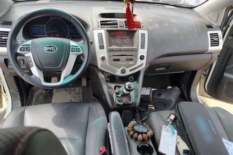 Used BYD S6 2014 1.5TI Manual Luxury 5-Seater Center Console