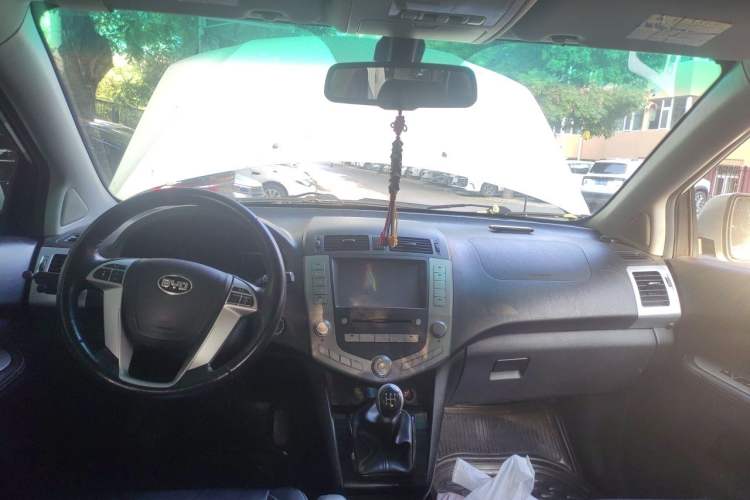 Used BYD S6 2014 2.0L Manual Luxury 5-Seater Center Console