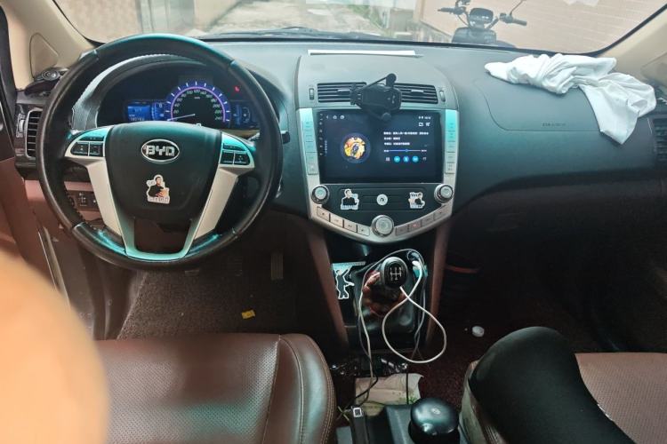 Used BYD S6 2014 2.0L Manual Luxury 5-Seater Center Console