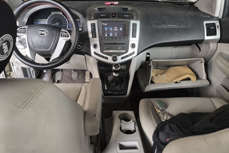 Used BYD S6 2014 1.5TI Manual Flagship Model 5 Seats Center Console
