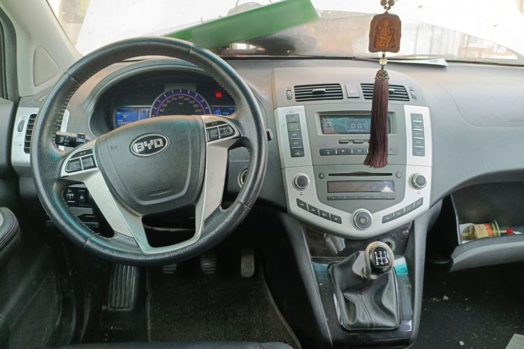 Used BYD S6 2014 2.0L Manual Luxury 5-Seater Center Console