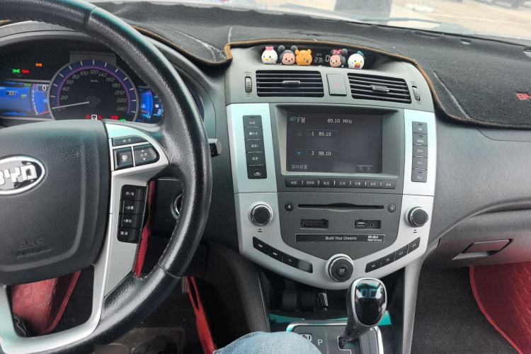Used BYD S6 2014 2.4L Automatic Prestige 5-Seater Center Console
