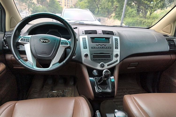 Used BYD S6 2014 2.0L Manual Luxury 5-Seater Center Console