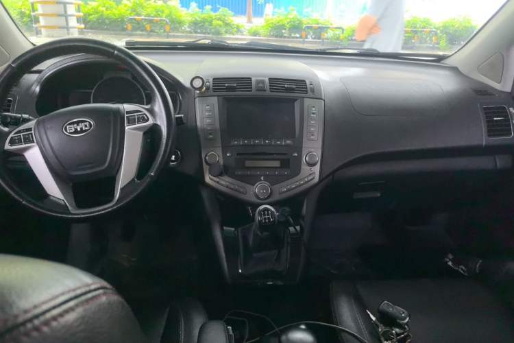 Used BYD S6 2014 2.0L Manual Luxury 5-Seater Center Console