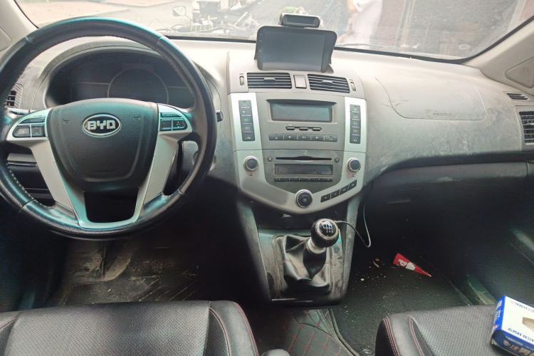 Used BYD S6 2014 1.5TI Manual Luxury 5-Seater Center Console