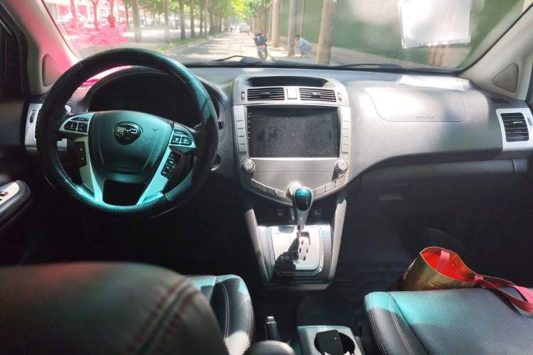Used BYD S6 2014 2.4L Automatic Prestige 5-Seater Center Console