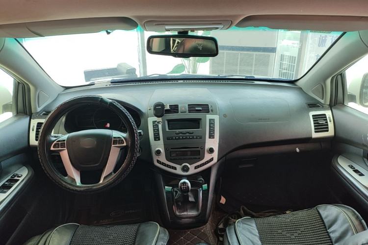 Used BYD S6 2014 2.0L Manual Luxury 5-Seater Center Console