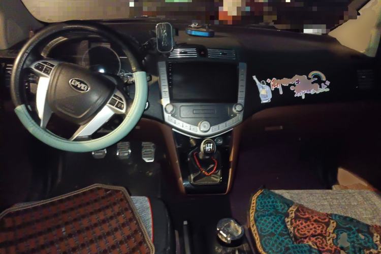 Used BYD S6 2014 2.0L Manual Luxury 7-Seater Center Console