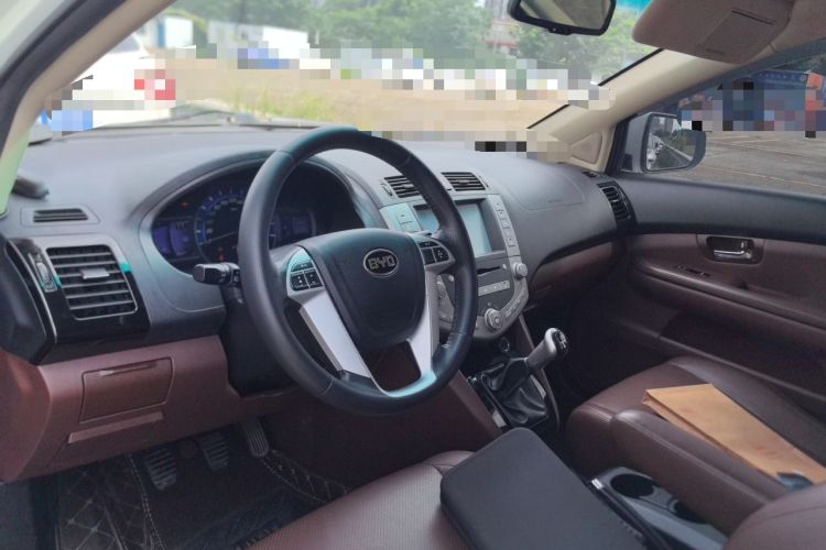 Used BYD S6 2014 2.0L Manual Luxury 5-Seater Center Console