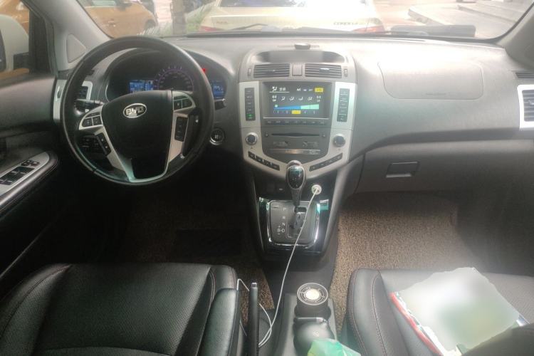 Used BYD S6 2014 2.4L Automatic Prestige 5-Seater Center Console