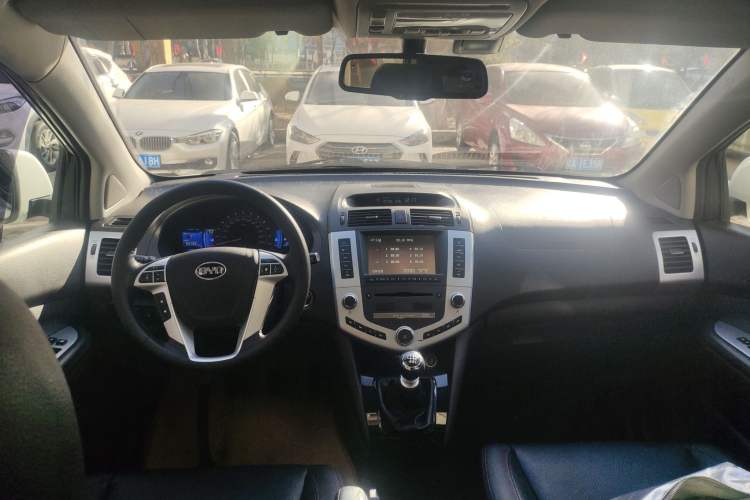Used BYD S6 2014 1.5TI Manual Luxury 5-Seater Center Console