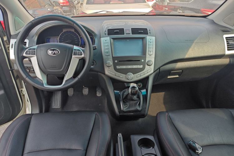 Used BYD S6 2014 2.0L Manual Luxury 5-Seater Center Console