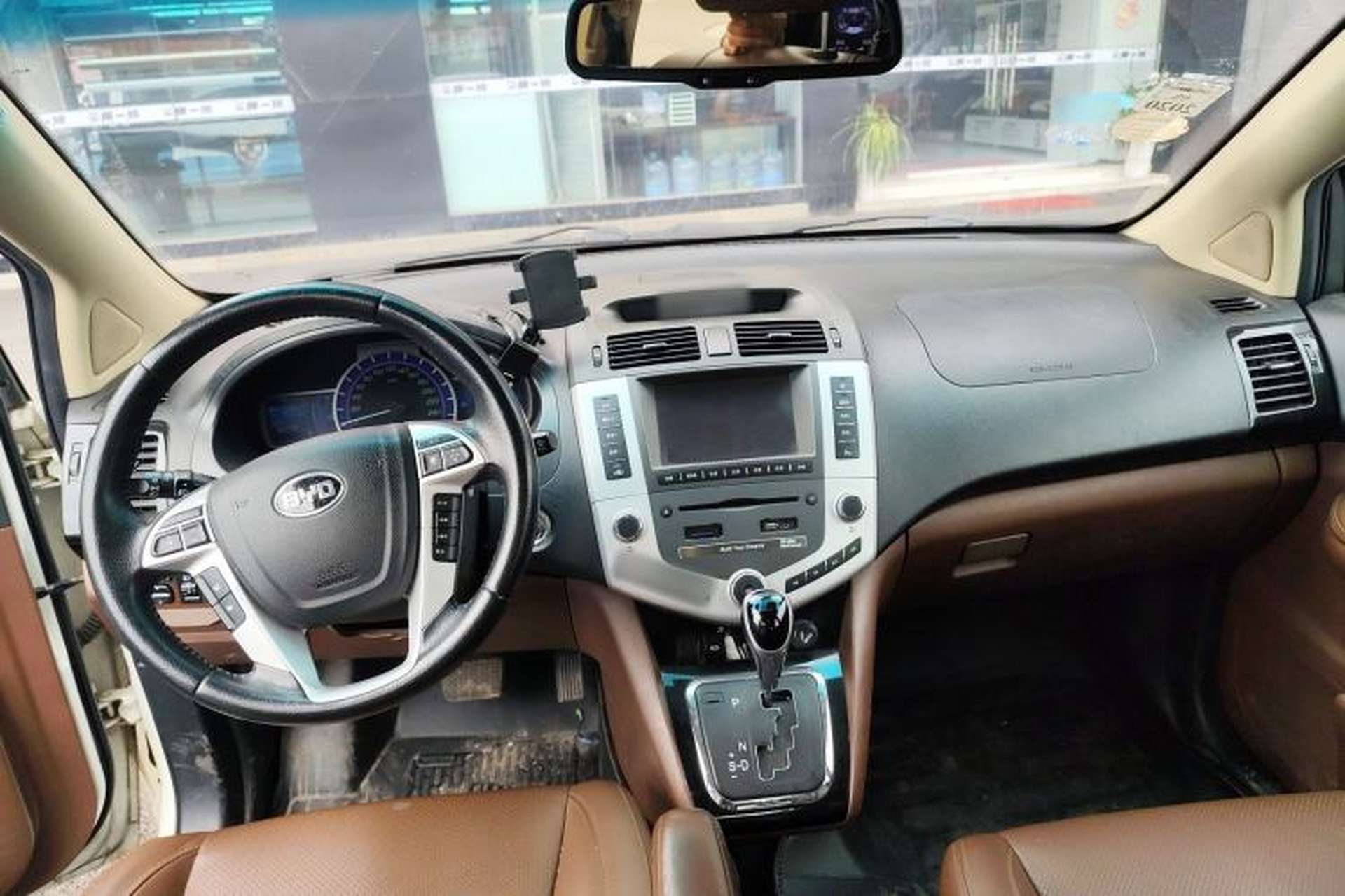 Used BYD S6 2014 2.4L Automatic Prestige 5-Seater Center Console