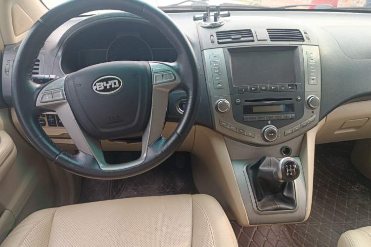 Used BYD S6 2014 2.0L Manual Luxury 5-Seater Center Console
