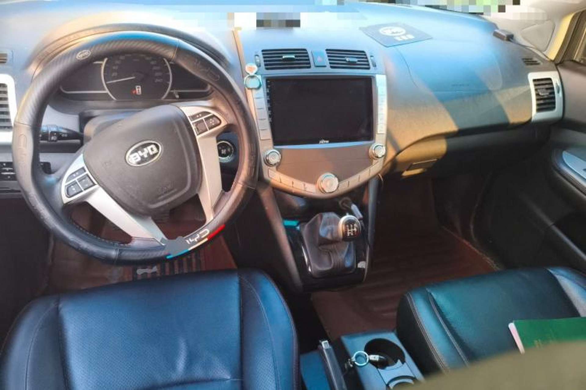 Used BYD S6 2014 2.0L Manual Luxury 5-Seater Center Console