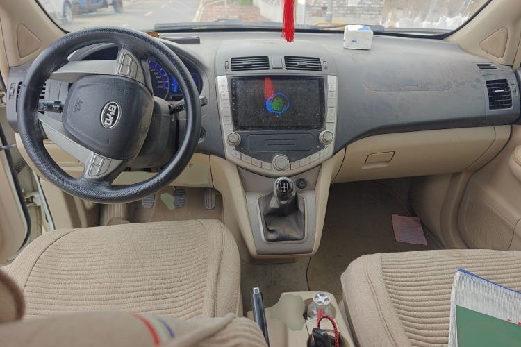 Used BYD S6 2014 2.0L Manual Luxury 5-Seater Center Console