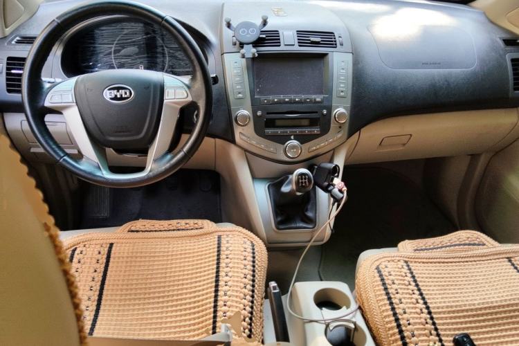 Used BYD S6 2014 2.0L Manual Luxury 5-Seater Center Console