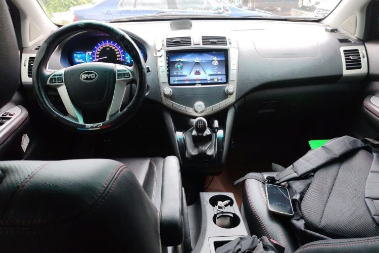 Used BYD S6 2014 2.0L Manual Luxury 5-Seater Center Console