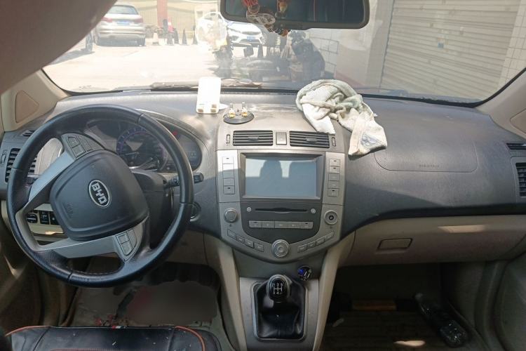 Used BYD S6 2014 2.0L Manual Luxury 5-Seater Center Console