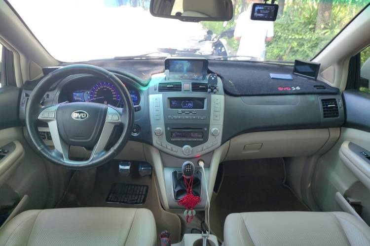 Used BYD S6 2014 2.0L Manual Luxury 5-Seater Center Console