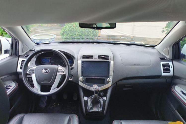 Used BYD S6 2014 2.0L Manual Luxury 5-Seater Center Console