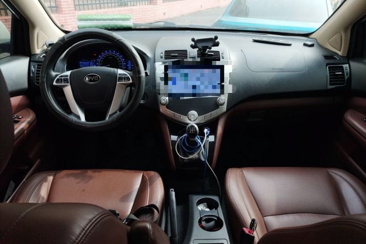 Used BYD S6 2014 2.0L Manual Luxury 5-Seater Center Console