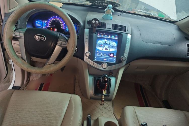 Used BYD S6 2014 2.0L Manual Luxury 5-Seater Center Console