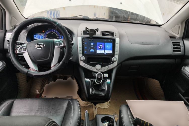 Used BYD S6 2014 2.0L Manual Luxury 5-Seater Center Console