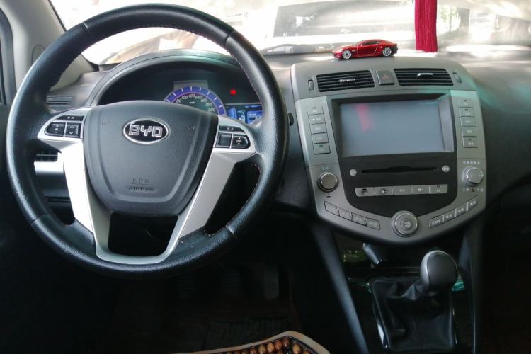 Used BYD S6 2014 2.0L Manual Luxury 5-Seater Center Console