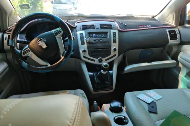 Used BYD S6 2014 1.5TI Manual Luxury 5-Seater Center Console
