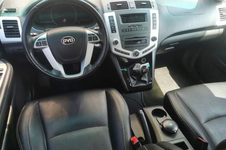 Used BYD S6 2014 2.0L Manual Luxury 5-Seater Center Console