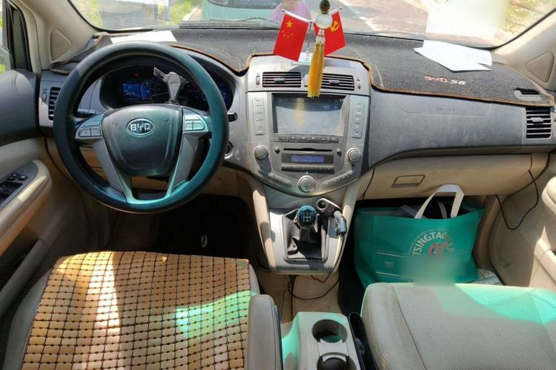 Used BYD S6 2014 2.0L Manual Luxury 5-Seater Center Console