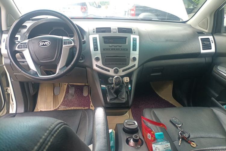 Used BYD S6 2014 2.0L Manual Luxury 5-Seater Center Console