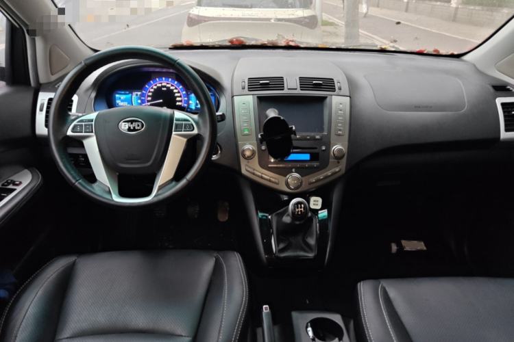 Used BYD S6 2014 2.0L Manual Luxury 5-Seater Center Console